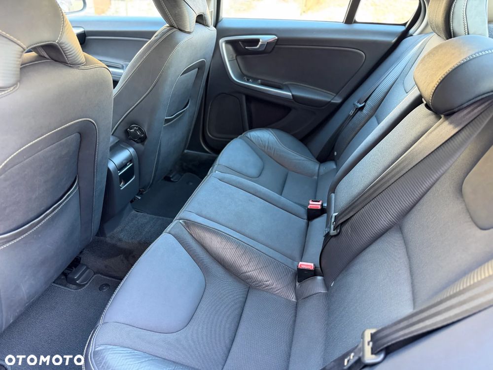 Volvo S60 D4 R-Design - 27