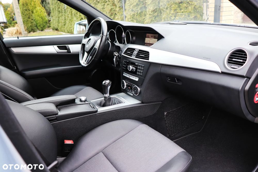 Mercedes-Benz Klasa C 200 Avantgarde Edition - 27