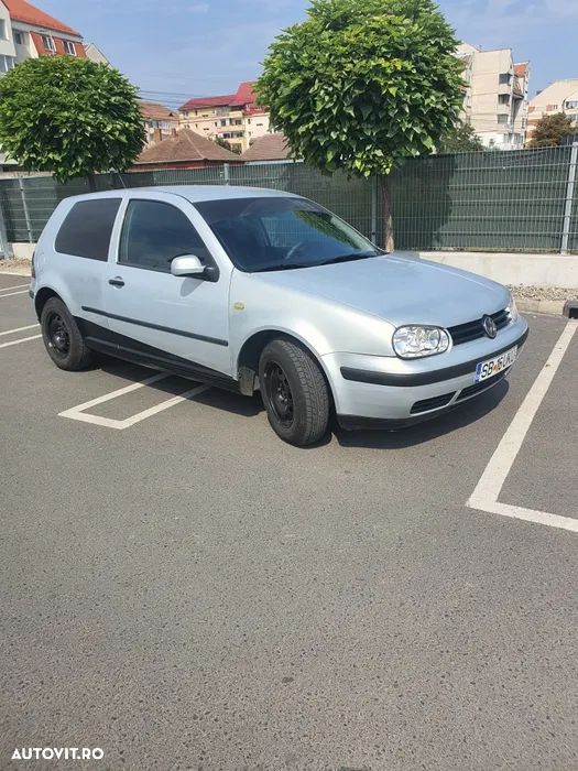 Volkswagen Golf - 1
