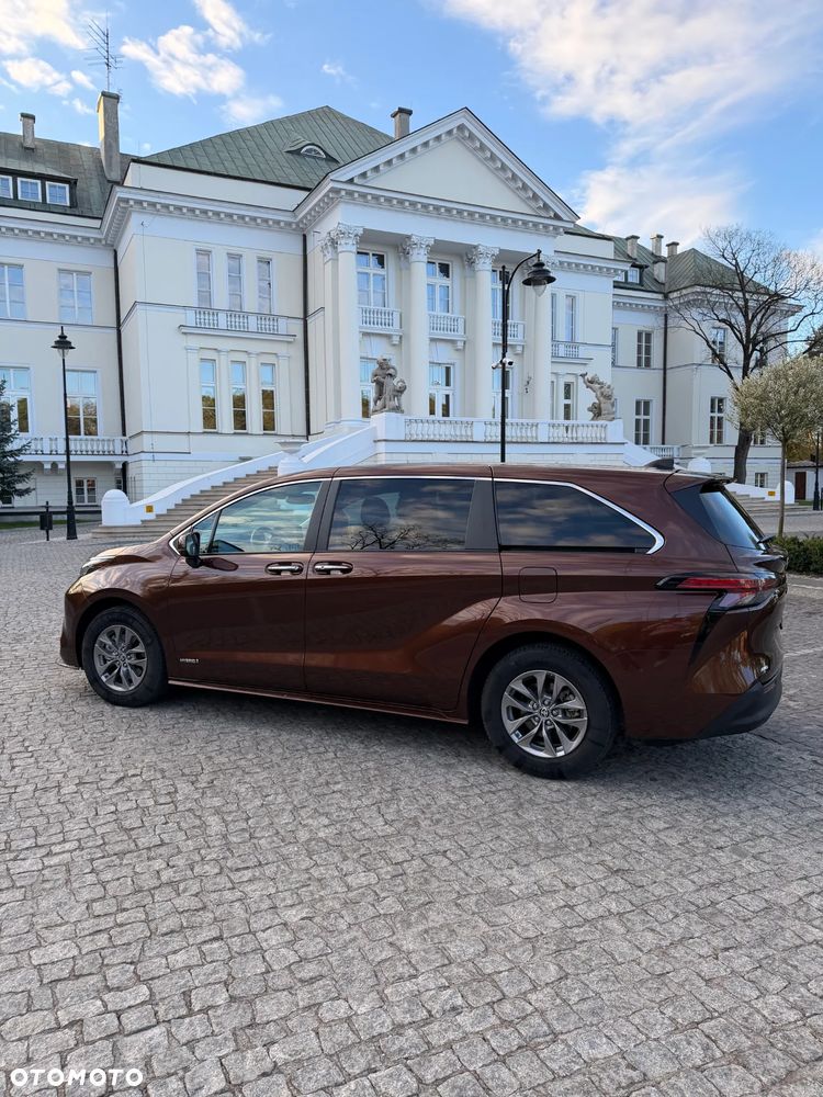 Toyota Sienna - 4