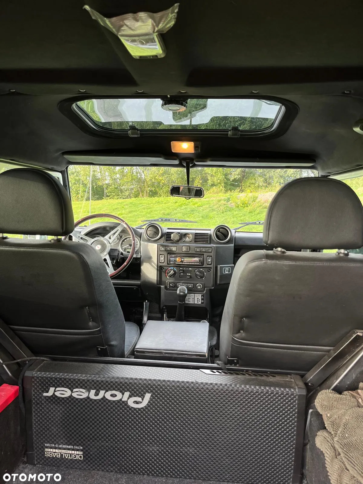 Land Rover Defender - 11