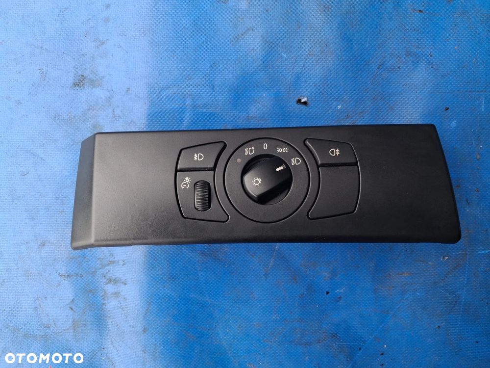 BMW 5 E60 E61 OKAZJA WYPRZEDAŻ POZOSTAŁOŚCI Antena rekin oryginał // Włącznik świateł xenon 6925287  //  Czujnik poziomowania lamp reflektorów 1093697  //  Ramka lewarka dźwigni skrzyni biegów automat podświetlenie 7034089 //  Zbiornik płynu spryskiwaczy 61667055349 pompka 8377430 //  atrapa nerki grill maski  //  Klema minus minusowa  //  Zapalniczka gniazdo zapalniczki  //  Odbłyśnik zderzaka tył tylnego lewy odbłysk sedan  //  Kierunek kierunkowskaz w błotnik - 11