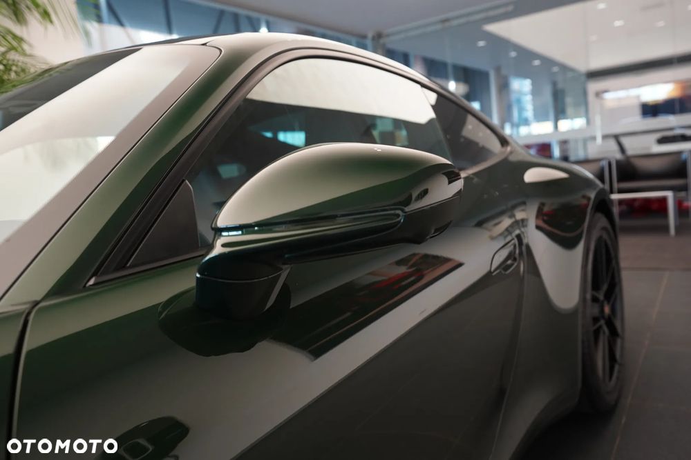 Porsche 911 Carrera 4 GTS - 31