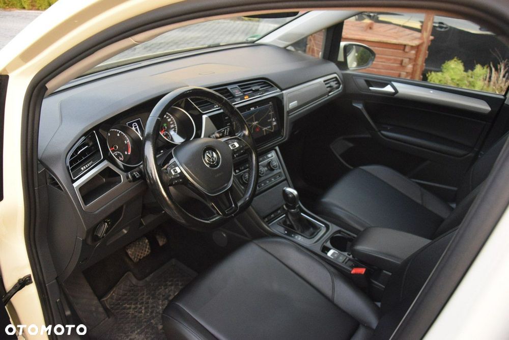 Volkswagen Touran - 36