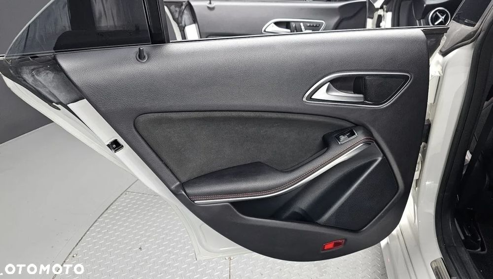 Mercedes-Benz CLA 250 4Matic 7G-DCT AMG Line - 15
