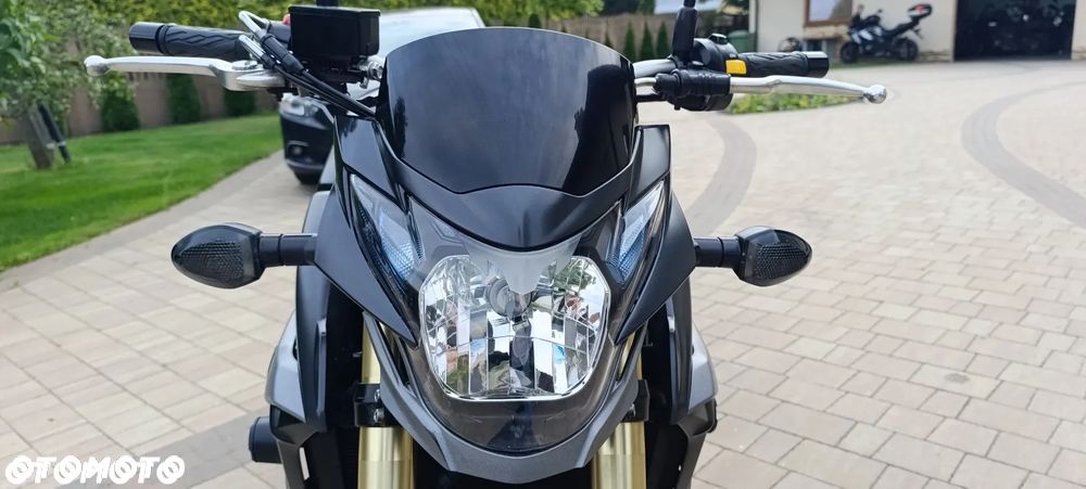 Suzuki GSR - 16