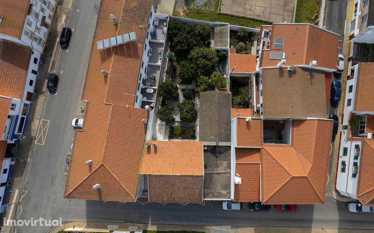 Moradia com armazém e quintal no centro da vila de São Teotónio - Grande imagem: 4/19