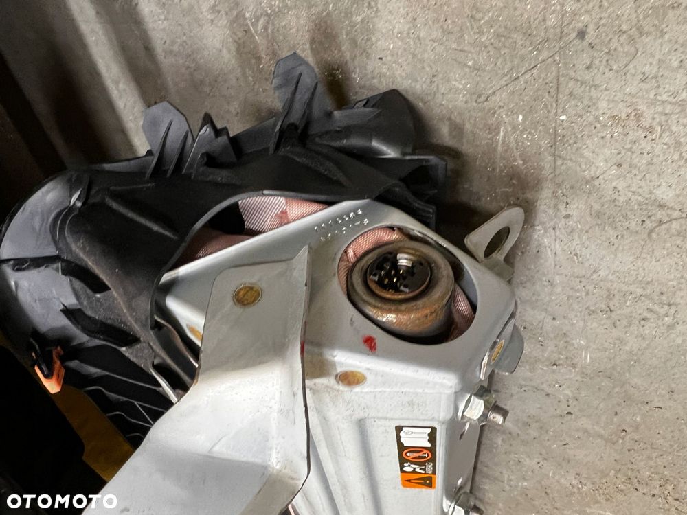 KOMPLET DESKA ROZDZIELCZA KOKPIT KONSOLA 2X PODUSZKI TOYOTA HILUX VIII 8 - 9