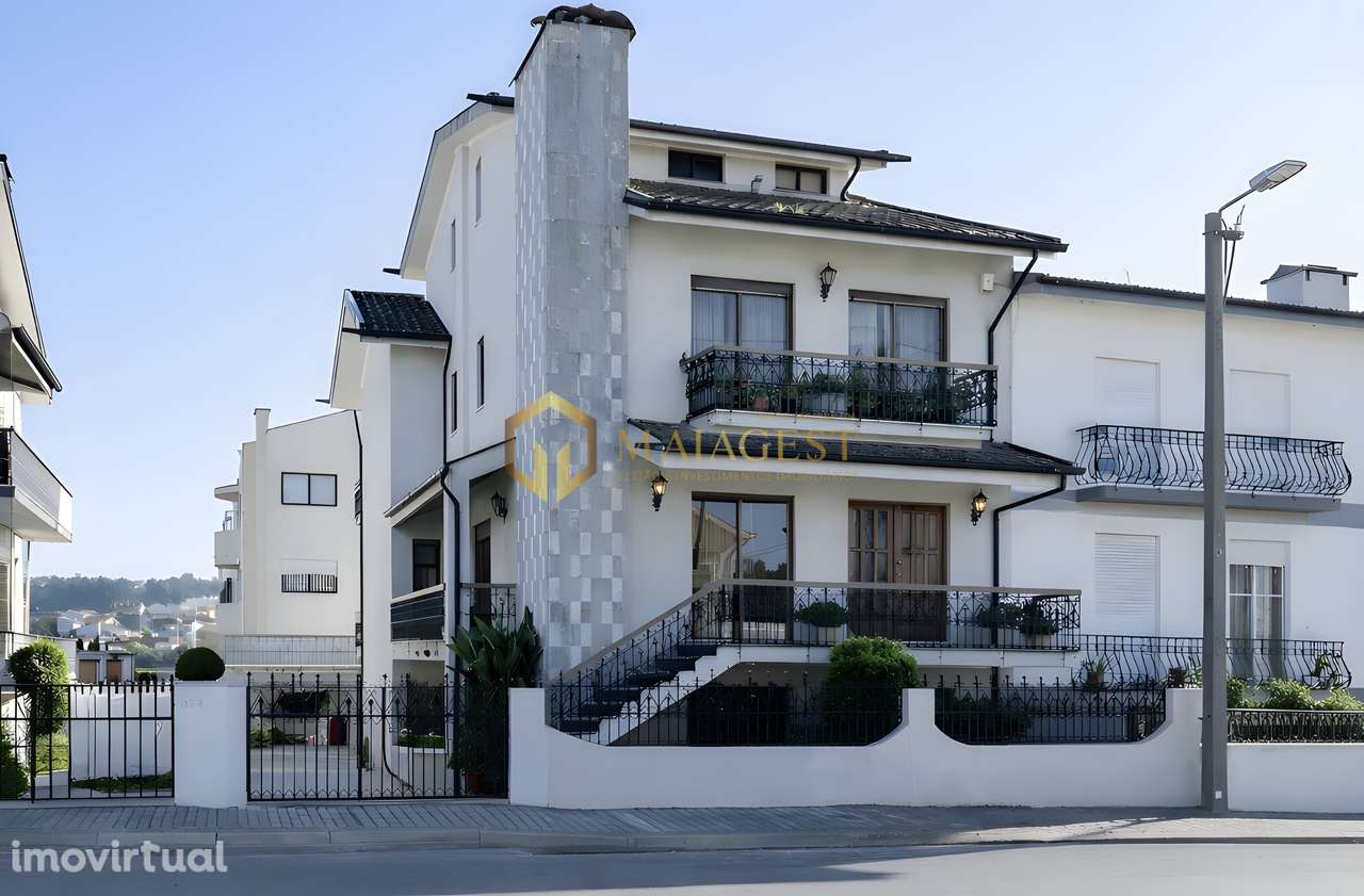 Moradia T4+1 de 3 Frentes com Jardim e Garagem para 4 Viaturas - Grande imagem: 2/35