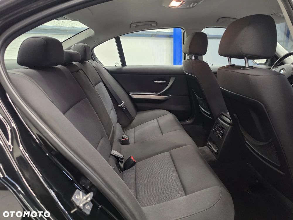 BMW Seria 3 318i Edition Exclusive - 32