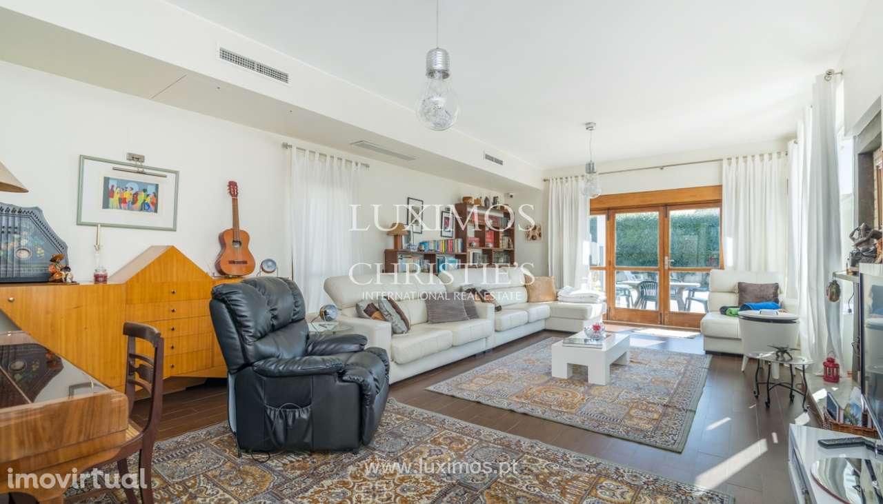 Moradia com jardim e piscina, para venda, junto à Praia de Miramar - Grande imagem: 3/16