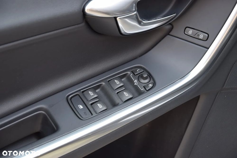 Volvo V60 D4 R-Design - 29