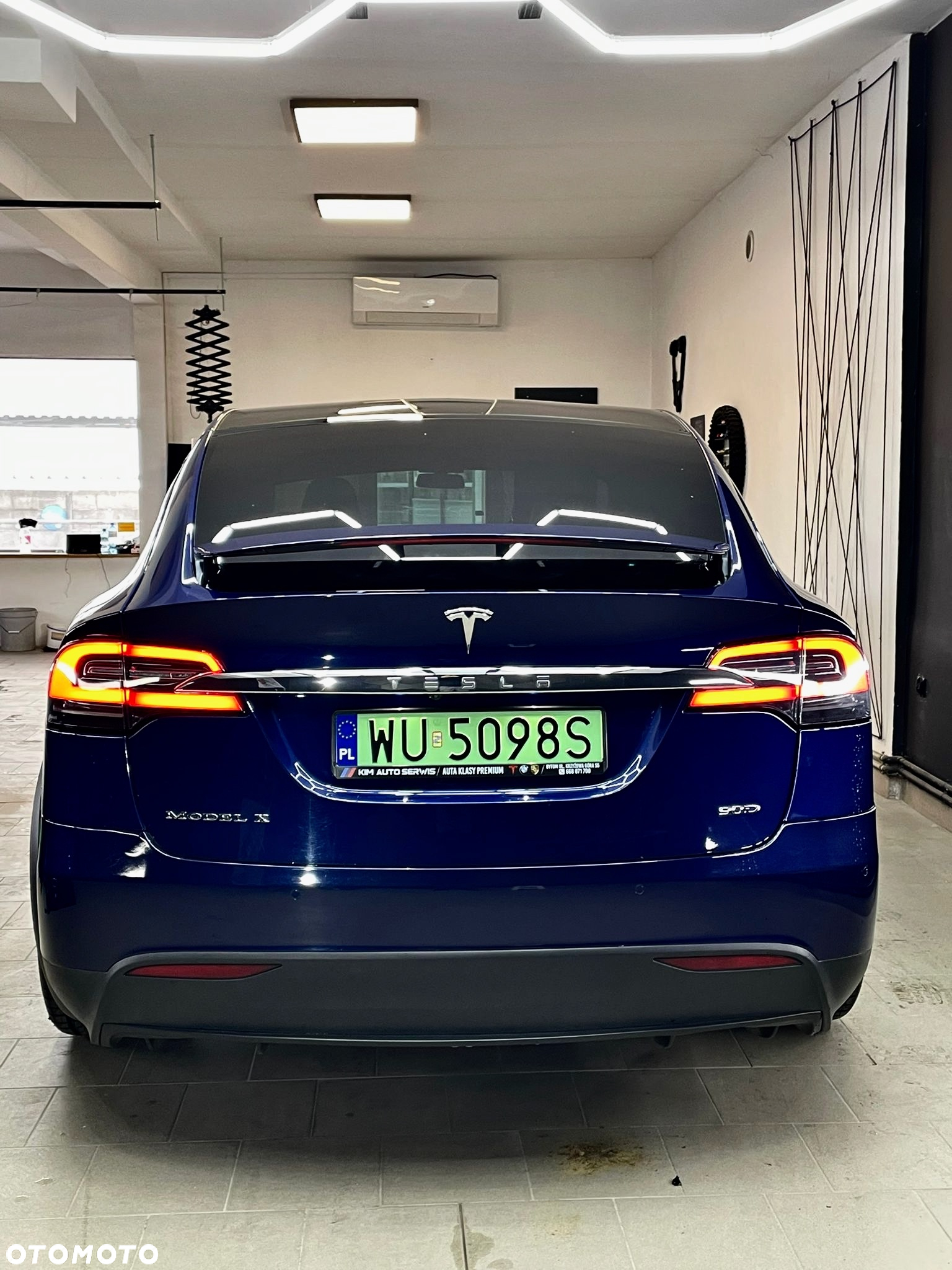 Tesla Model X - 10