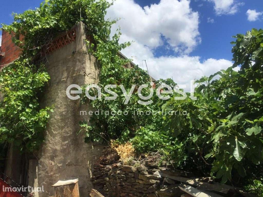 Moradia V4 para recuperar situada na lindíssima aldeia da Açoreira. - Grande imagem: 3/12