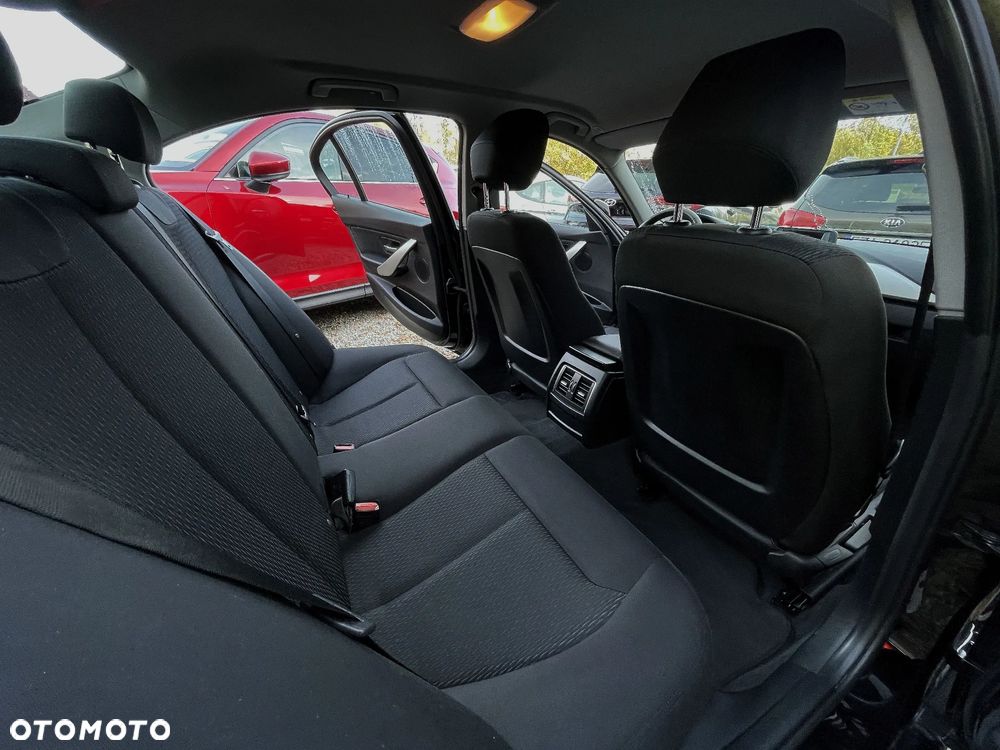 BMW Seria 3 320d Touring Advantage - 18