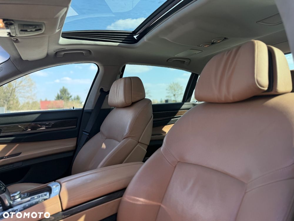 BMW Seria 7 750Li xDrive - 26