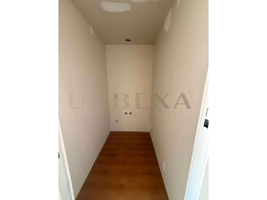 APARTAMENTO T1 COM GRAGEM PARA 2 CARROS - Grande imagem: 2/8