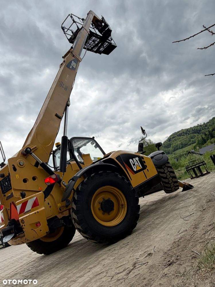 Caterpillar TH414 CAT Ładowarka Teleskopowa Dźwig Zwyżka 17 metrów wysuw z Bocianem. Udźwig 4 tony. Kosz z Pilotem. Widły. Łyżka szufla. Wysięgnik Bocian. Maszyna jak Nowa z Norwegii Pracowała w Urzędzie Komunalnym. KLIMATYZACJA. DEKRA BMWT. skręt 3 tryby 4 koła KRAB. Auto-poziomowanie! Zero luzów wycieków jak Nowa z salonu. Małe Gabaryty maszyny a potężny zasięg i udzwig! Skrzynia Hydrostatic 4 biegi. Zmiana na Pokrętle przy kierownicy. Wszystko Sterowane z 1 dżojstkika wraz z łapami! OKAZJA. Dużo dodatkowych sekcji hydraulicznych! pracowała głównie z koszem. Zero luzów - 11
