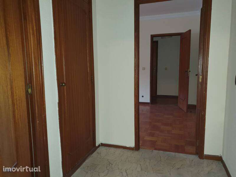 Apartamento T2 em Oliveira do Douro com 5% de rendimento - Grande imagem: 3/17