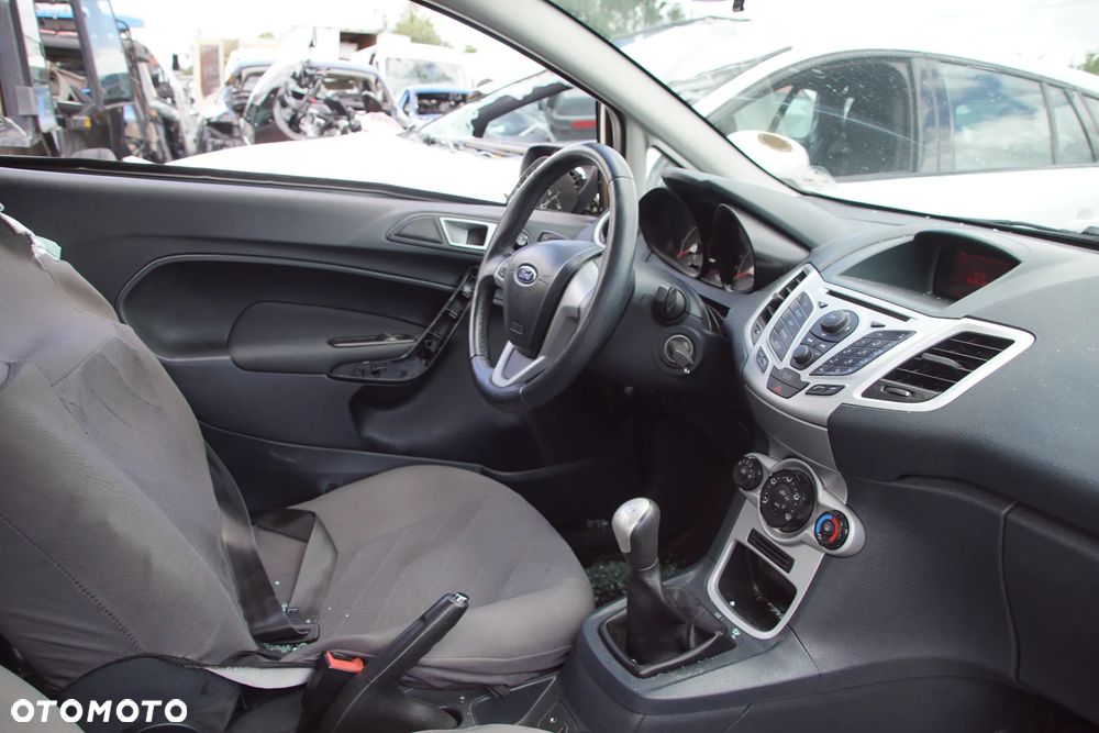 Auto na części - Ford Fiesta MK7 1.25 82 KM SNJA 8A6R-7002-JK CFSC 2012R Silnik Skrzynia Drzwi Maska Błotnik Zderzak Klapa Lampa Lusterko Lampa Szyba Deska Kokpit Sterownik Moduł Czujnik Licznik Panel Kierownica - 11