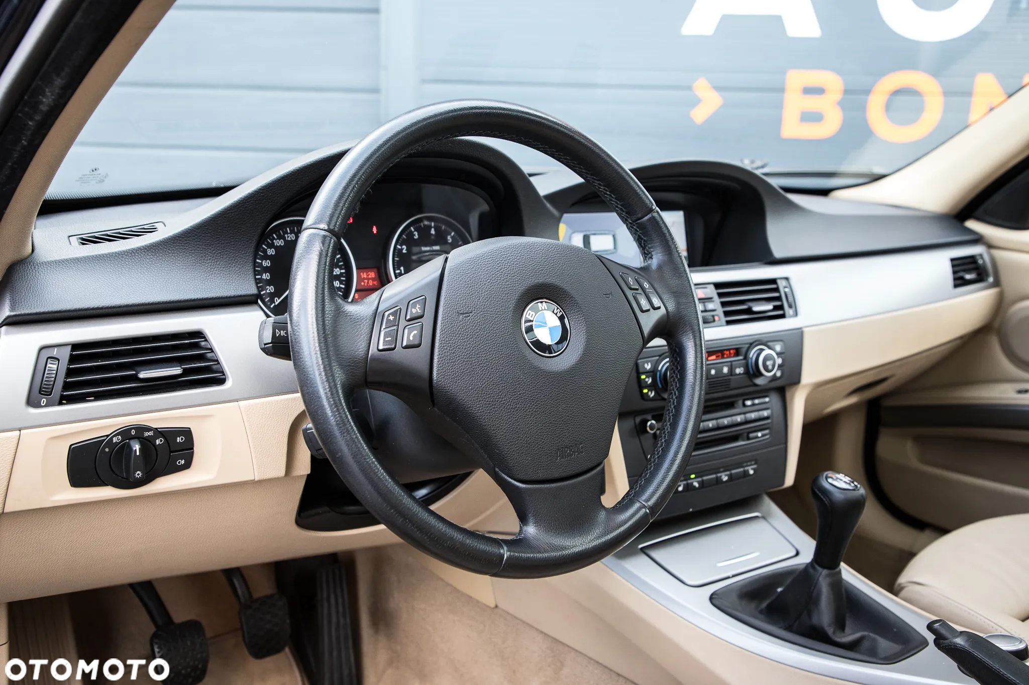 BMW Seria 3 325i xDrive Touring - 12