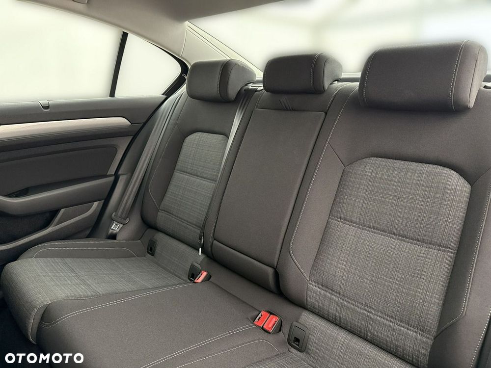 Volkswagen Passat - 19