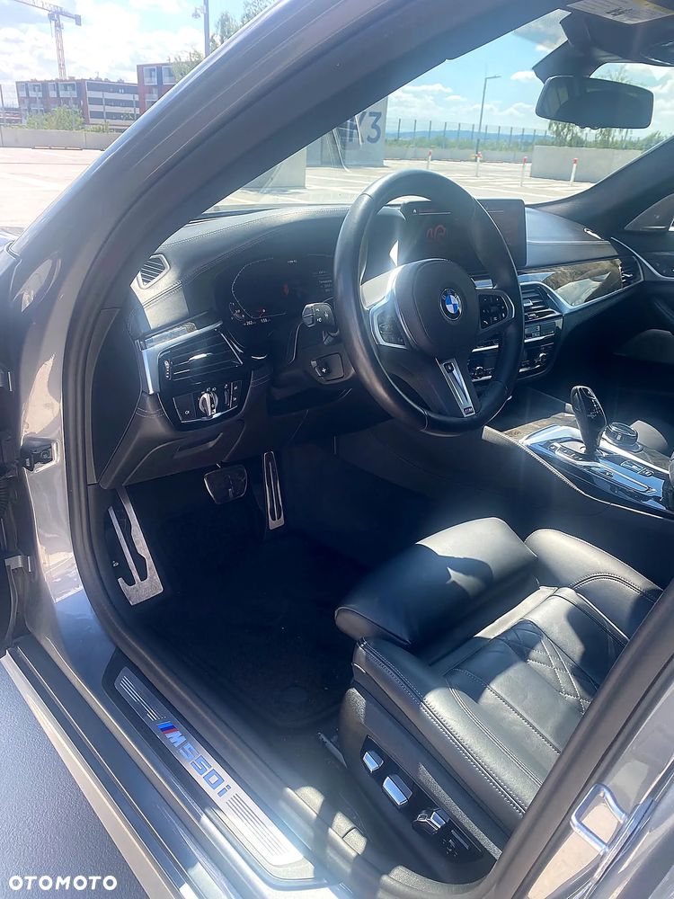 BMW Seria 5 M550i xDrive - 23