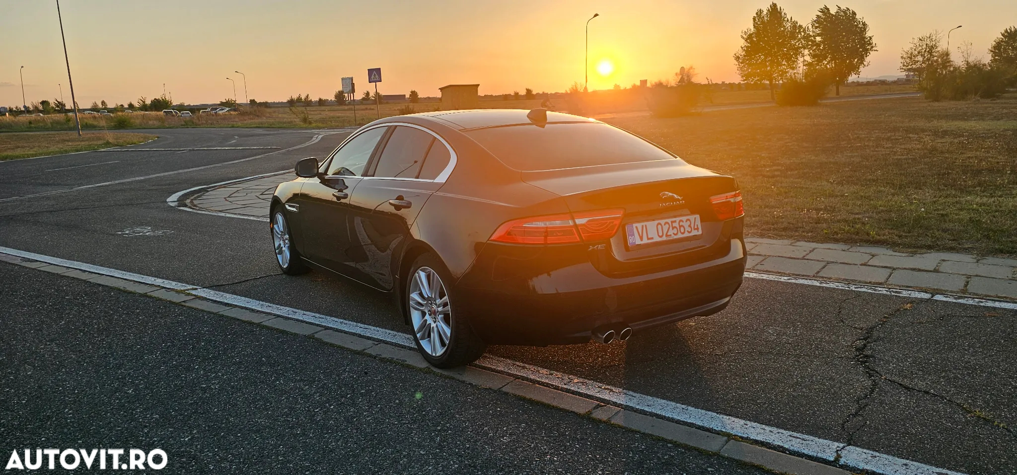 Jaguar XE 2.0 R-Sport - 6