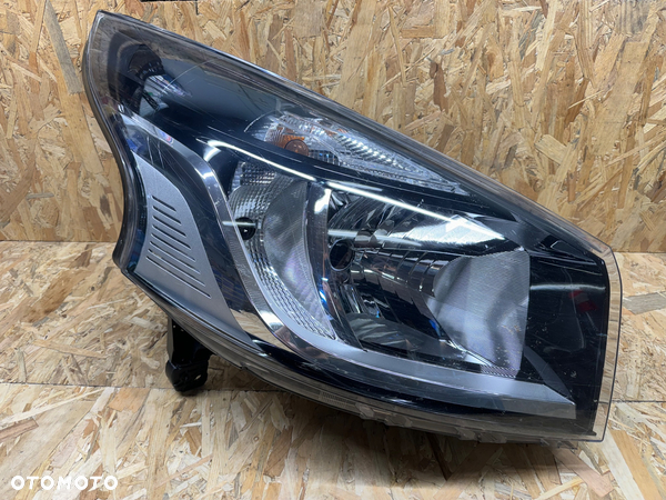 Przednia prawa lampa trafic III vivaro