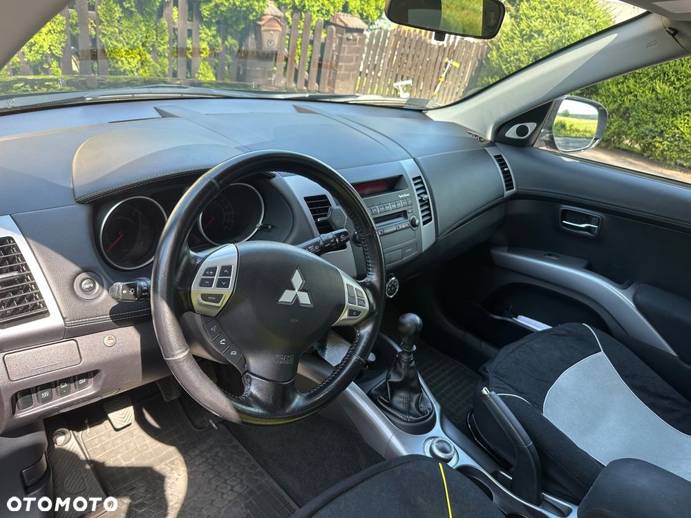 Mitsubishi Outlander 2.0 DID Intense + - 21
