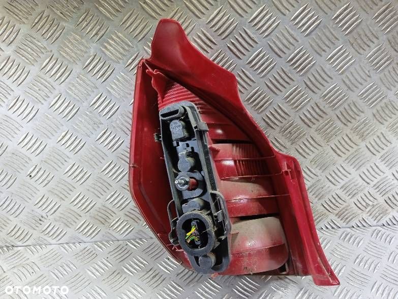 LAMPA PRAWA TYLNA CITROEN C2 - 2