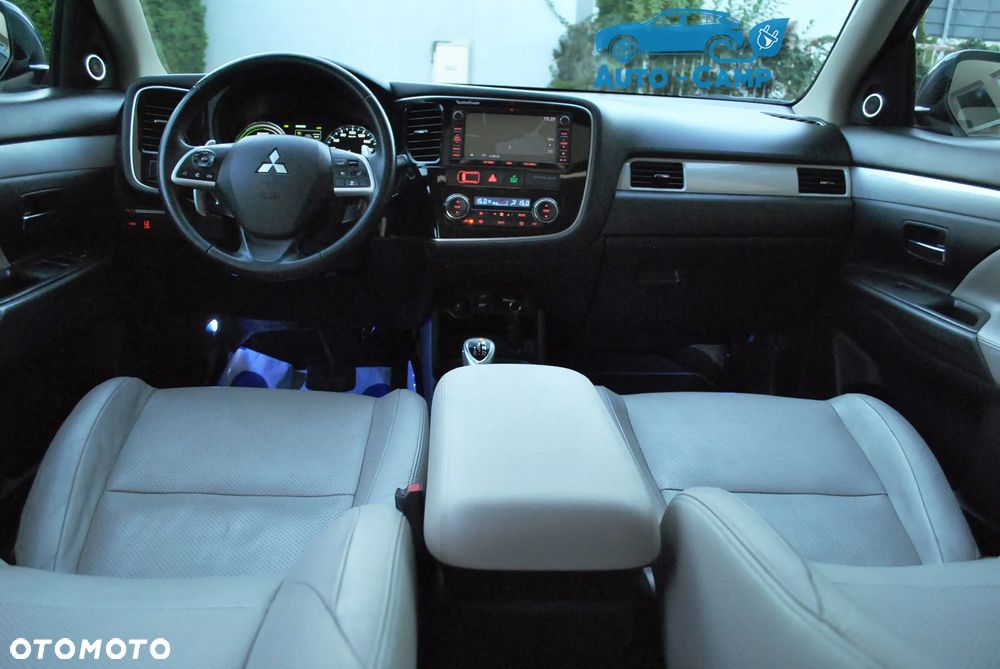 Mitsubishi Outlander Instyle NAVI + - 30