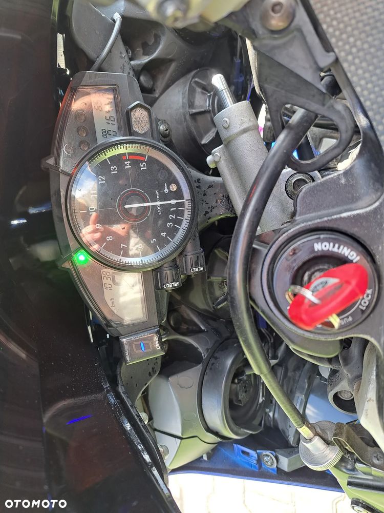 Yamaha R1 - 10