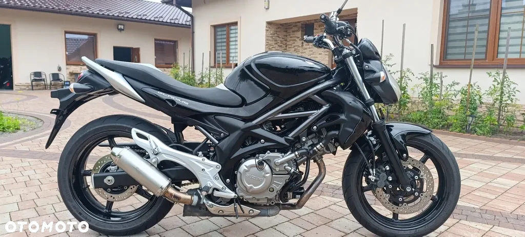 Suzuki GSR - 2
