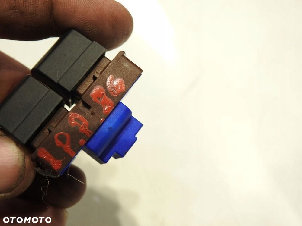 PRZYCISK KLAPKI WLEWU PALIWA BAGAŻNIKA VW PASSAT B6 3CO959903 - 2