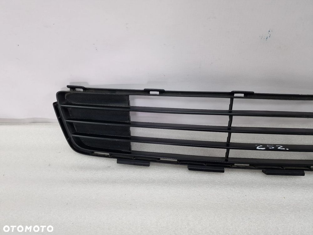 TOYOTA YARIS II LIFT 09- KRATKA ŚRODKOWA ZDERZAKA PRZEDNIEGO PRZÓD , NR 53112-0D160 , NR AUKCJI KR252 - 3