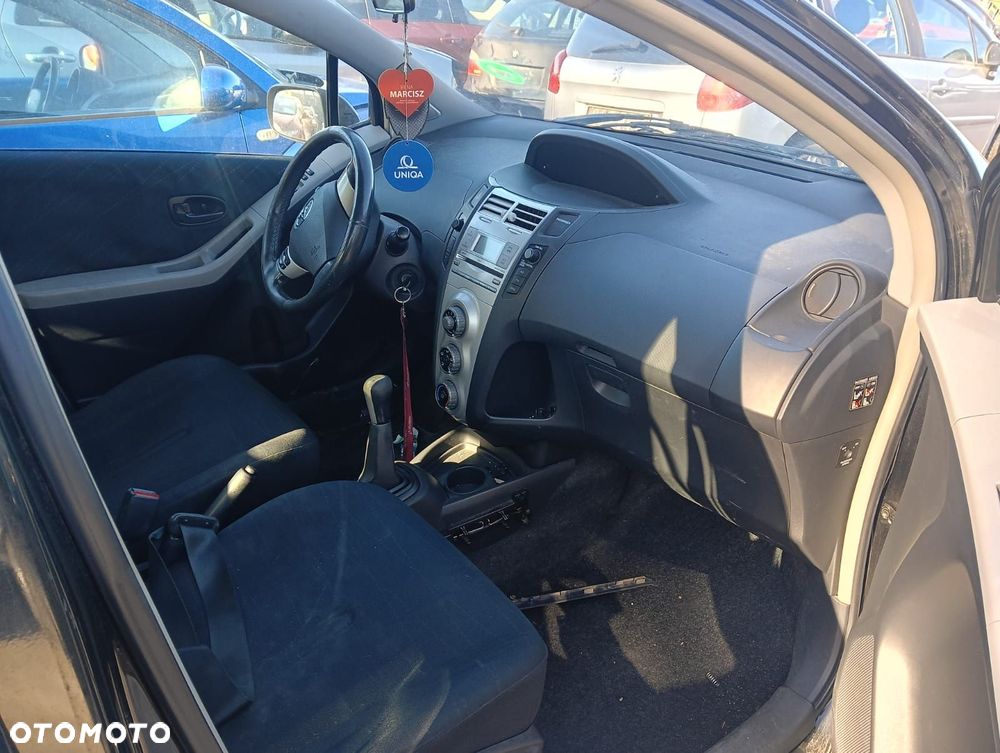 Lampa (Błotnik, Lusterko,Drzwi, Maska,Fotele, Części Silnikowe) Toyota Yaris 1.4  90 K 2007 R Gen. 2 - 4