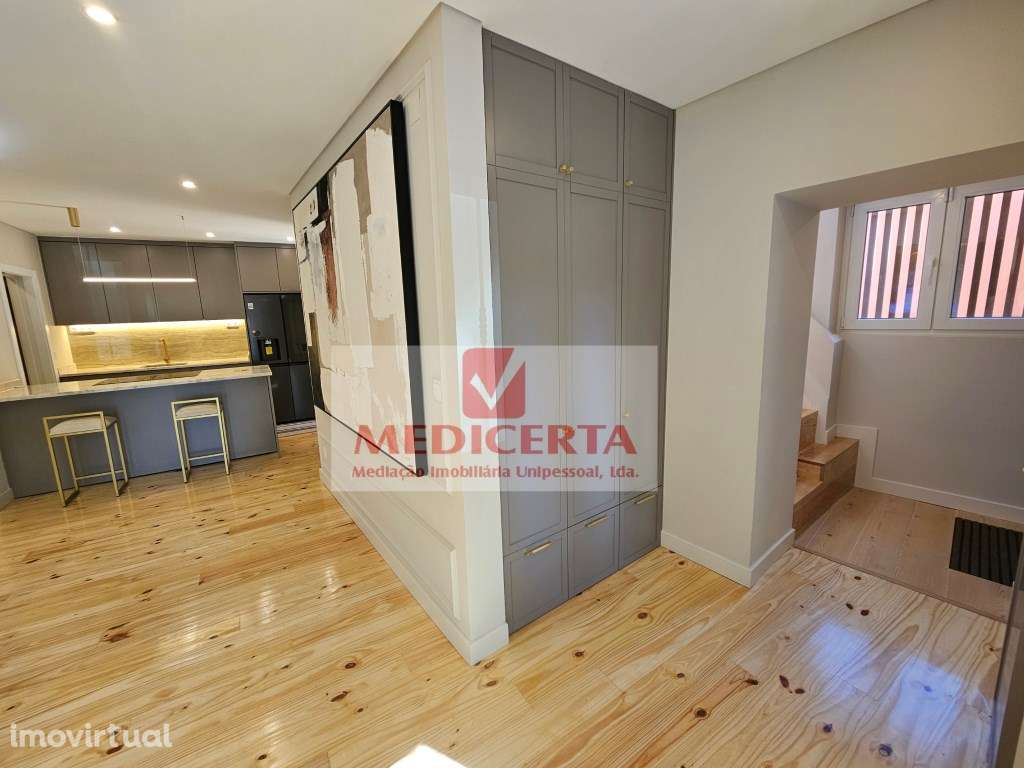 Moradia T4 Restaurada + Elevador + Estacionamento em Belas. - Grande imagem: 5/52