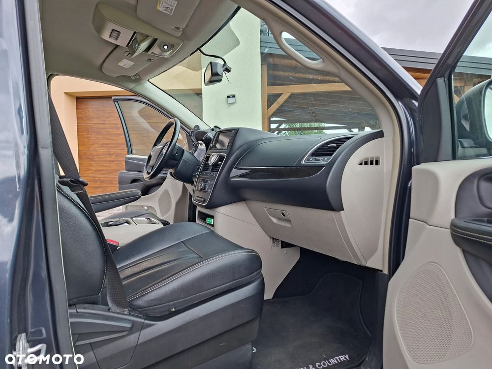 Chrysler Town & Country - 18