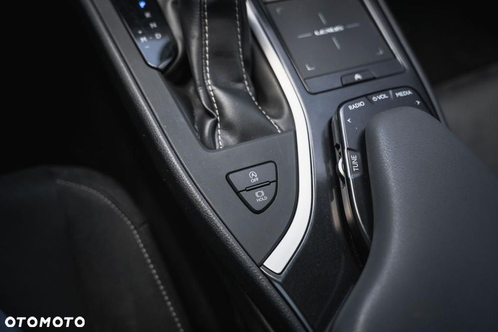 Lexus UX - 25