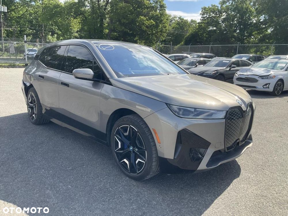 BMW iX - 4
