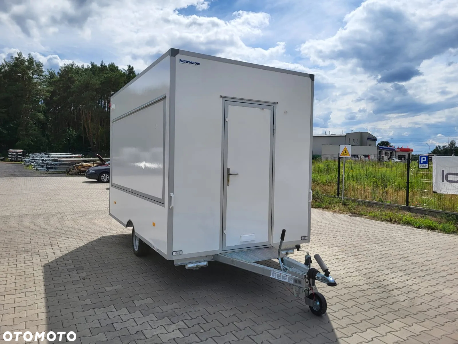 Niewiadów DOSTAWA 360x203x230! Przyczepa HANDLOWA Gastronomiczna dwuosiowa H13361H Ściany z LAMINATU! Jedno okno Koła 13C! - 9
