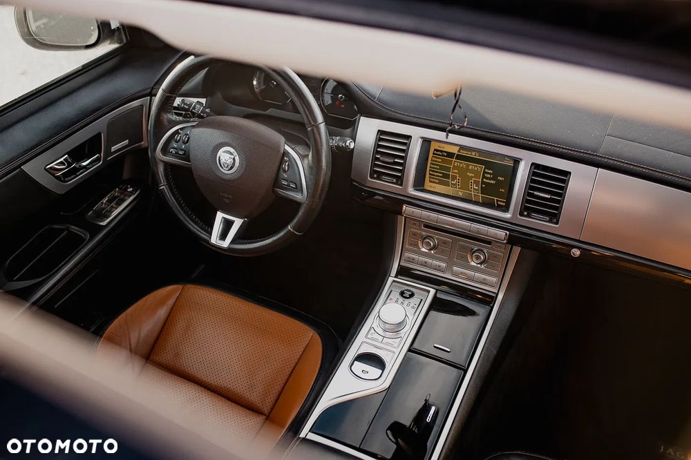 Jaguar XF 2.7 V6 D Premium Luxury - 25