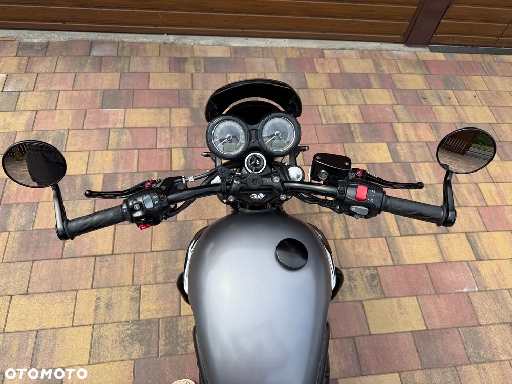 Triumph Bonneville - 11