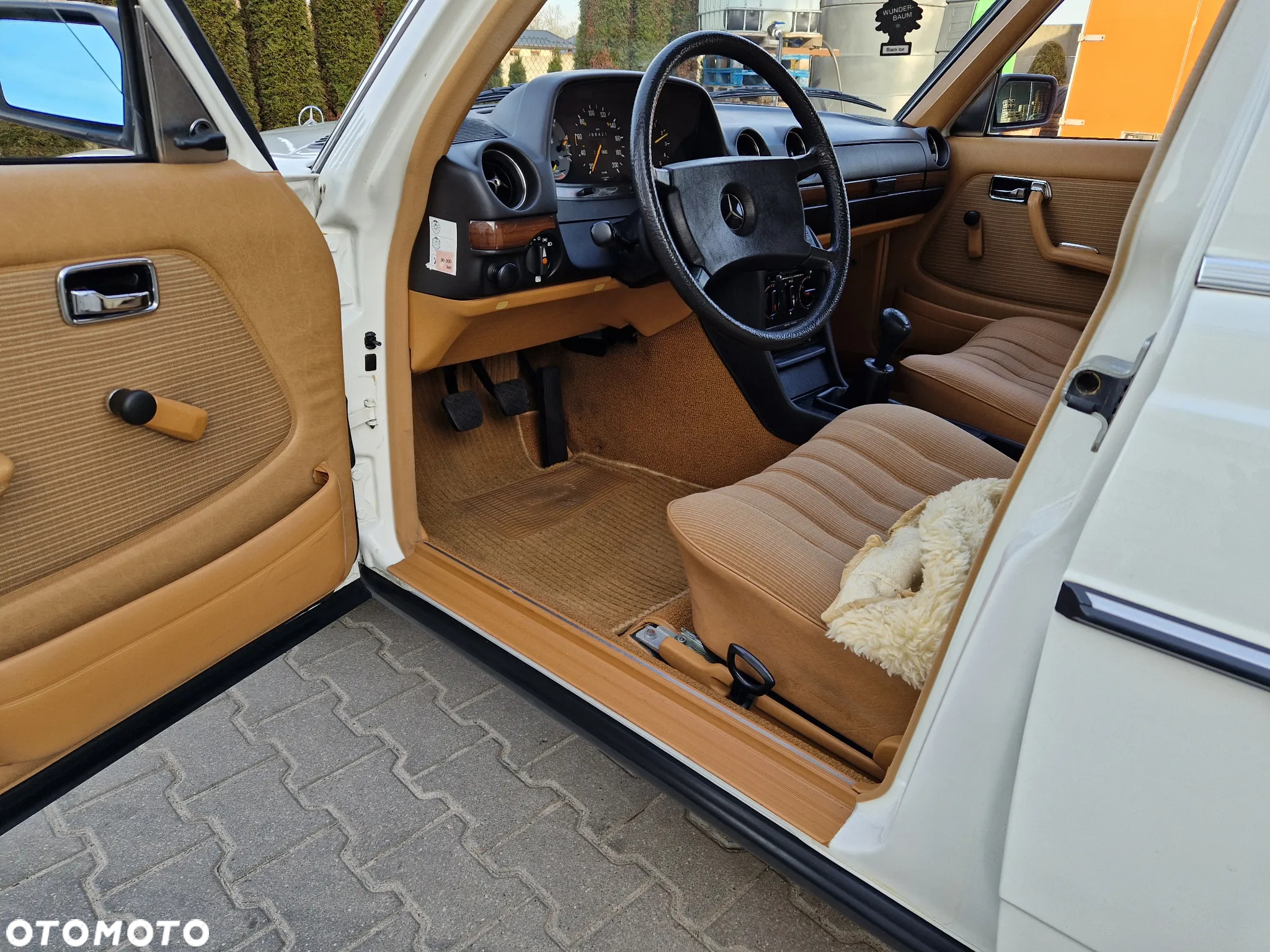 Mercedes-Benz W123 - 24