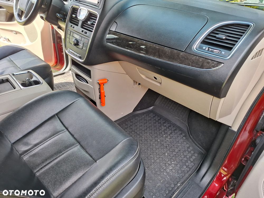 Chrysler Town & Country 3.6 Limited - 17