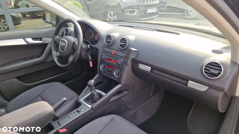 Audi A3 Sportback 1.6 FSI Attraction - 14
