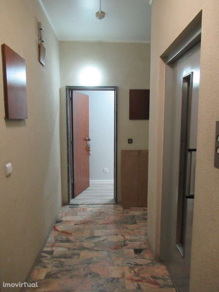 Apartamento T2 renovado na Amora, perto do rio - Grande imagem: 2/18