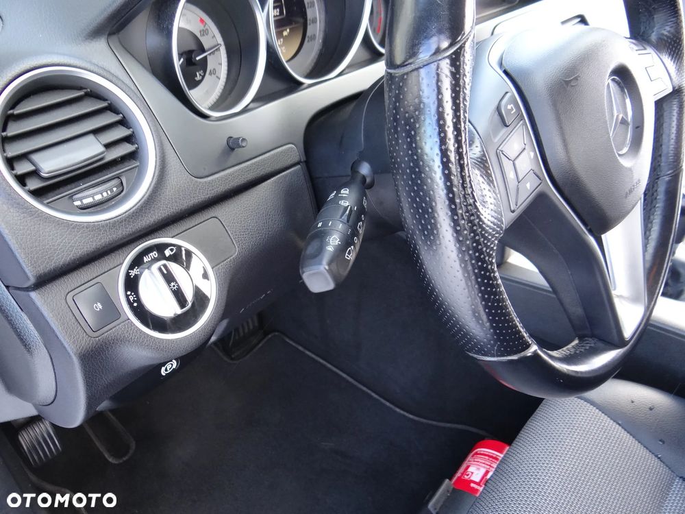 Mercedes-Benz Klasa C 180 CGI BlueEff Avantgarde - 25