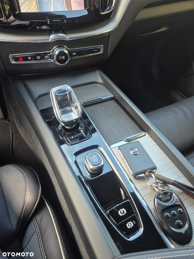 Volvo XC 60 B4 D AWD Plus Dark - 29